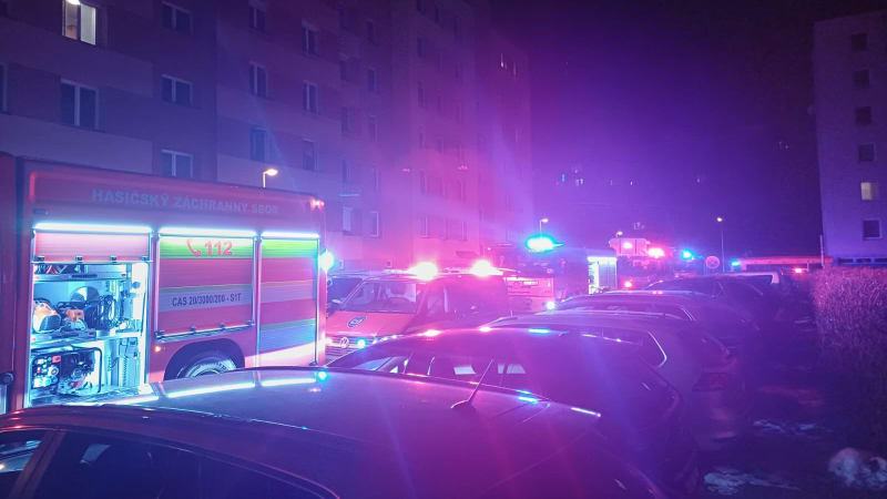 Nebezpečný požár v Moravské Třebové: Vážně popáleného vyzvedl vrtulník, zranilo se i dítě