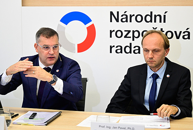 Schodek je moc vysoký. Je v rozporu se zákonem, tvrdí Rozpočtová rada