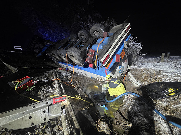 Na Rakovnicku se převrátila cisterna, tisíce litrů benzinu a nafty unikly i do potoka