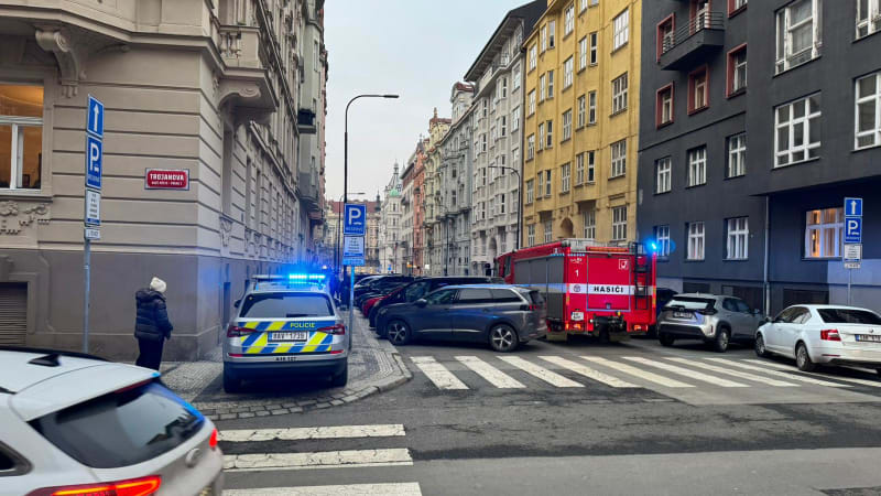 Z okna domu v centru Prahy vypadl muž, byl na místě mrtev. Policie hledá další tělo