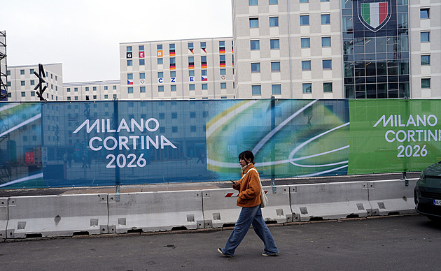 Vesnice jako mraveniště, na pokoji je zima. Hokejistky si zvykají na Milán. Co hala?