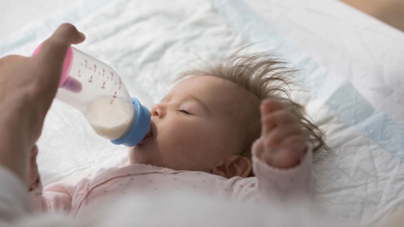 Akutní podezření na otravu kojeneckým mlékem napříč Českem: Hygienici šetří čtyři případy