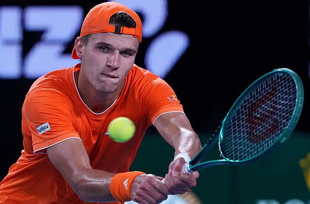 Menšík slaví v Dauhá vítězný návrat, Krejčíková se v Dubaji zranila