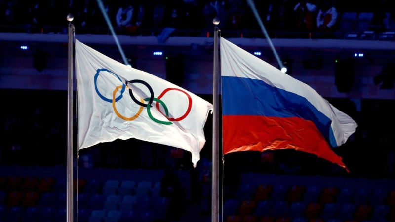 Ruská vlajka pod pěti kruhy. Místo olympioniků mohou Moskvu reprezentovat paralympionici