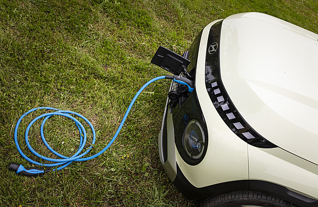 Ekologové chtějí nařídit firmám elektroauta. Nazývají to tajnou zbraní Evropy