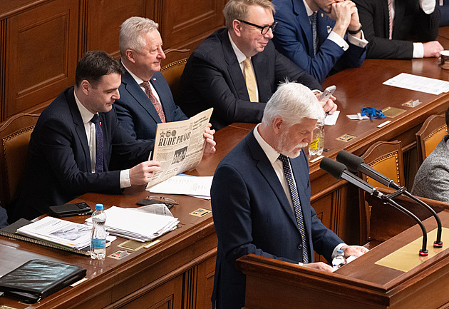 Macinka si při projevu prezidenta Pavla listoval v Rudém právu