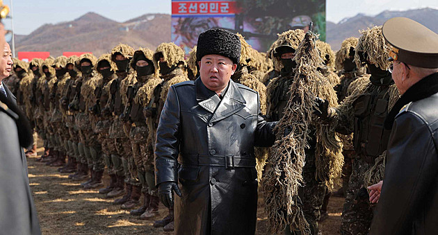 Kim sledoval soutěž „chlupatých“ sniperů, v akci viděl i polonahé svalovce