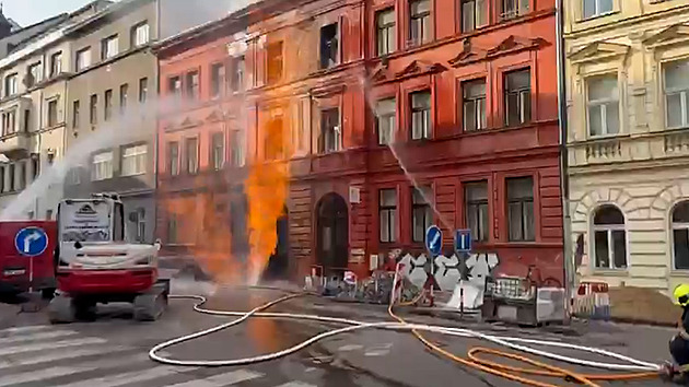 Na Letné hoří plynové potrubí. Chytly fasády dvou domů, hasiči mají málo vody