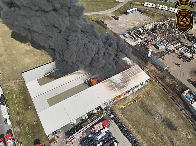 V Otrokovicích vzplál sklad plastů. Škoda může být až 50 milionů korun