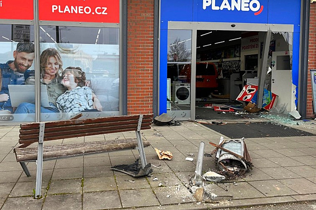 Zloděj se s kradeným autem proboural do elektra. Vzal mobily, odjel na koloběžce