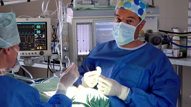 Do plastiky prsou a rtů fušují v Česku i nehtová studia. Hrozí infekce i úmrtí, varují lékaři