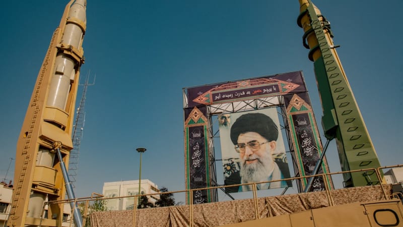 Ponížený, ale nezlomený. Američané sice vyhladili vedení Íránu, režim ale stojí pevně na nohou