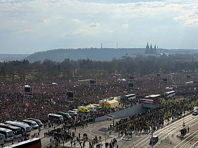 ONLINE: Zestátnit televizi a rozhlas není legrace, ale drzost, řekl na Letné Svěrák