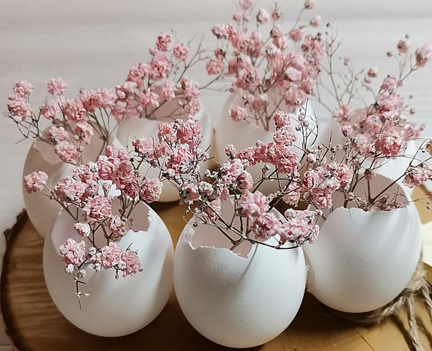 V jarních a velikonočních dekoracích využijte přírodní materiály i živé květy