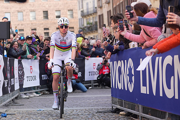 Kdyby to věděl, neriskoval by. Pogačar vyhrál San Remo s prasklým rámem