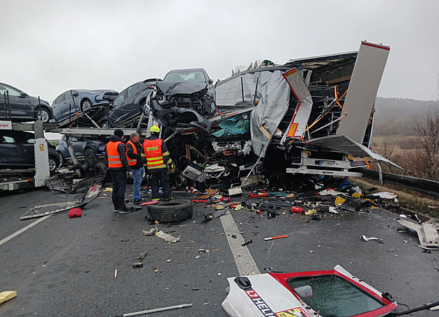 Nehoda kamionů uzavřela D8 až do noci, policie z kolony vyvedla auta s dětmi