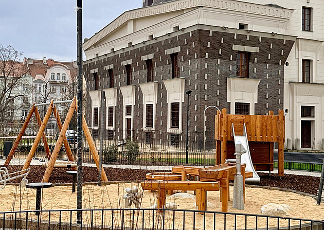Klouzačka z plechu a co ty kameny? Nové hřiště na „Jiřáku“ je pod palbou rodičů