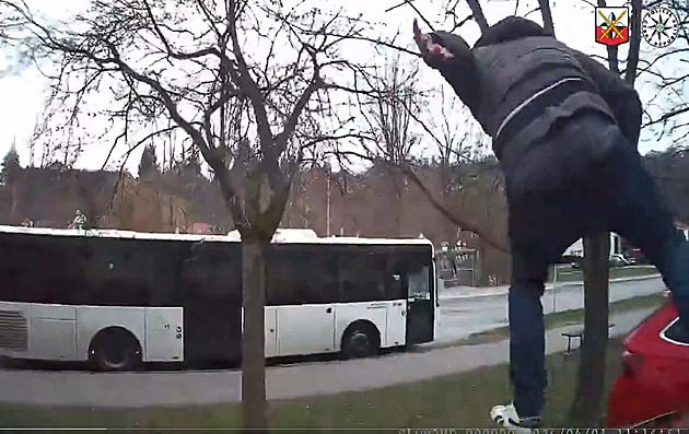 Zdrogovaný agresor běsnil. Zranil příbuznou, probační úředníky i policisty