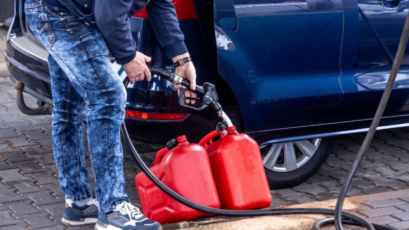 Menší spotřební daň u paliv nepomůže, tvrdili vládní politici. Schillerová teď krok zvažuje