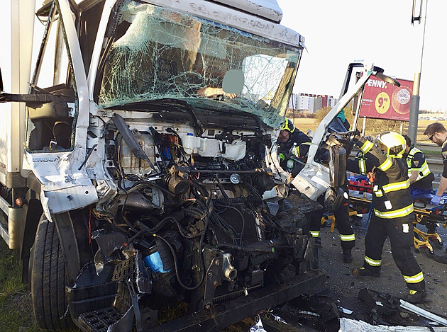 U OC Letňany bouraly dva náklaďáky. Ve Kbelské se vytvořily kolony