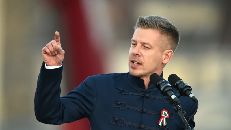 Orbán poprvé čelí vážnému ohrožení své vlády. Kdo je jeho vyzyvatel Péter Magyar?