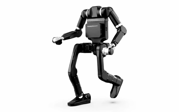 Humanoidi míří místo lidí do továren na auta. Pracují 24/7 a nepotřebují hlavu