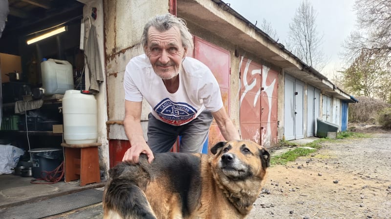 REPORTÁŽ: Tchán Lucie Bílé žije v garáži a miluje Pražský výběr. Živí mě odpad, říká