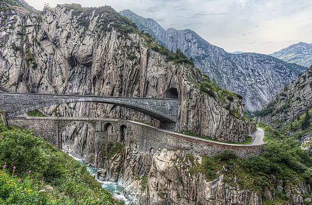 Ďábel zdolal švýcarský průsmyk v Alpách. Propletené mosty pamatují krveprolití