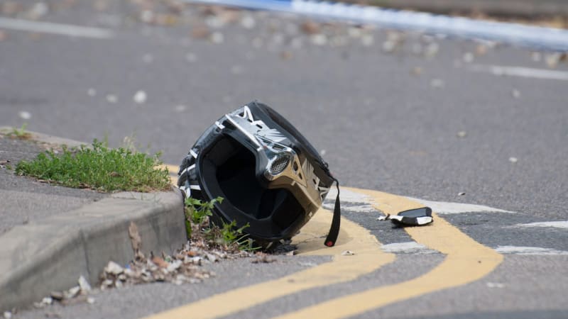 Smrtelná nehoda na Rakovnicku. Motorkáře resuscitovali policisté, srdce mu však nenaskočilo