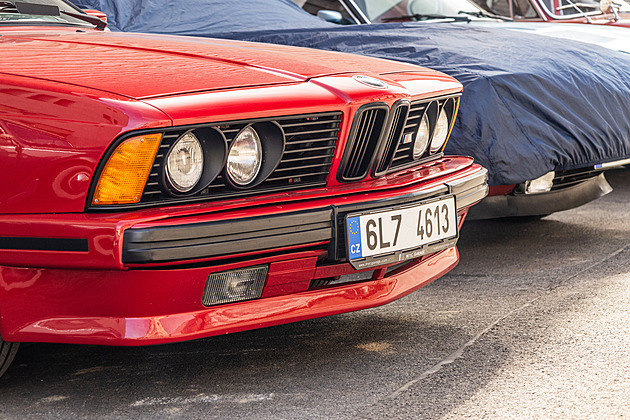 Smečka veteránů chce vidět Neapol a přežít. Podívejte se na start z Prahy