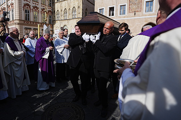 Anděl, který dostal od života naloženo. S Potměšilem se rozloučil plný Týnský chrám