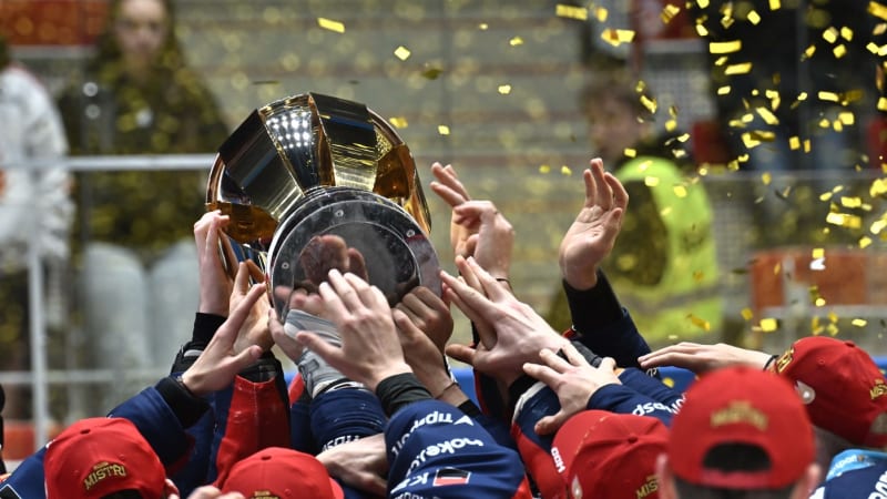 Hokejisté Pardubic po 14 letech slaví titul. Utkání rozhodl nestárnoucí Červenka