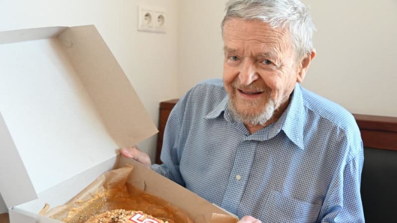 Nejstarší český herec Valla slaví narozeniny. Inspiruje mě i Bohdalová, a tak řádím, přiznal