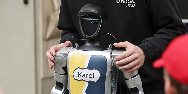 Představil se Karel. První humanoidní robot na Vysočině ukázal, jak umí chodit