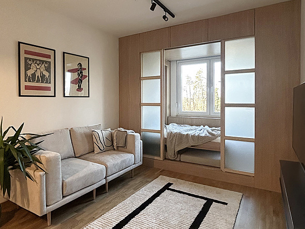Architekt jim rozmluvil rozkládací sedačku. Místo ní nafoukl byt pomocí dveří