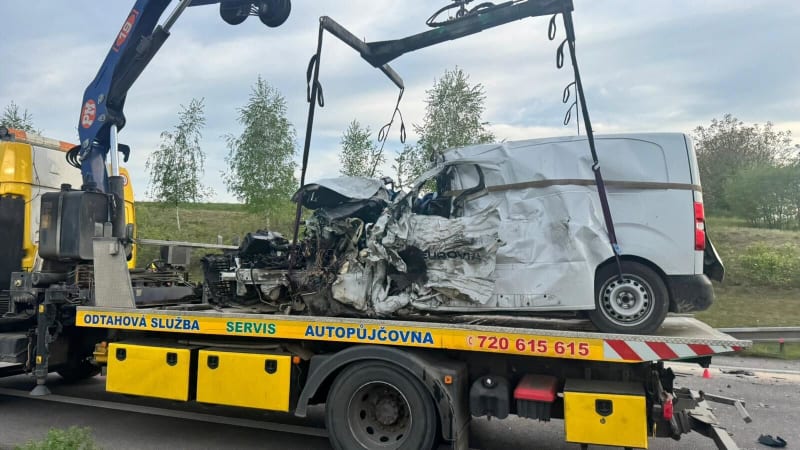 Tragická hromadná nehoda na Chrudimsku: Zemřeli dva lidé, na místě zasahoval vrtulník