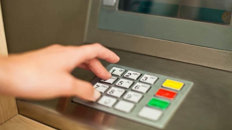 V pražském obchodním centru někdo odpálil bankomat. Pachatel unikl před vrtulníkem i psovodem