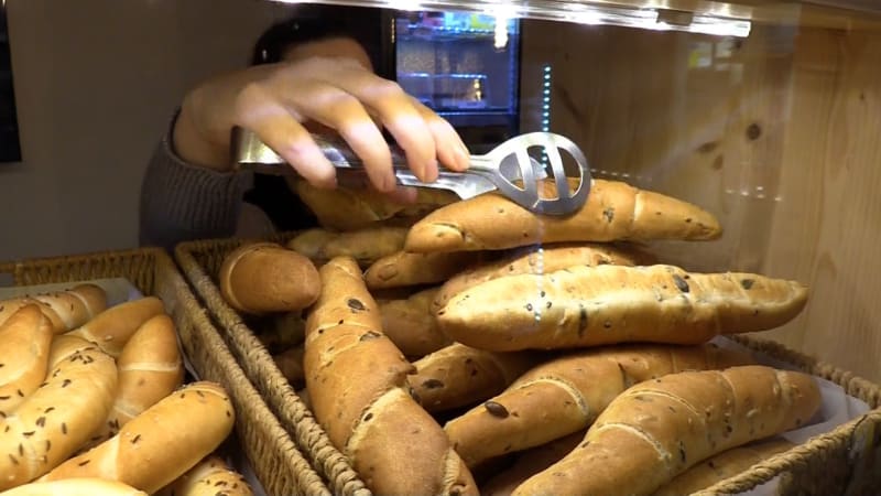 Milion mezi rohlíky: V pražském supermarketu zasahovala policie. Netuší, komu peníze patří