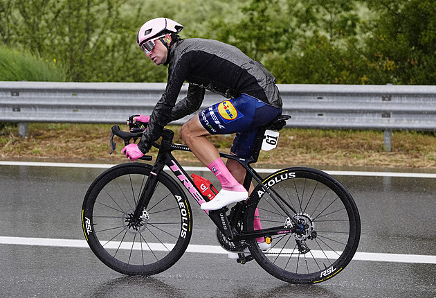 Giro ONLINE: Deštivých dvě stě kilometrů. V úniku se bojuje, zrychluje i peloton