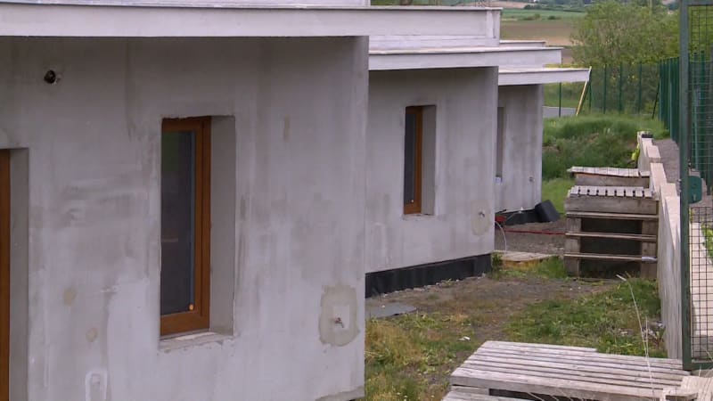 Úředník schválil pětici černých staveb sám sobě. Okamžitě zbourat, zlobí se lidé v Jičíně