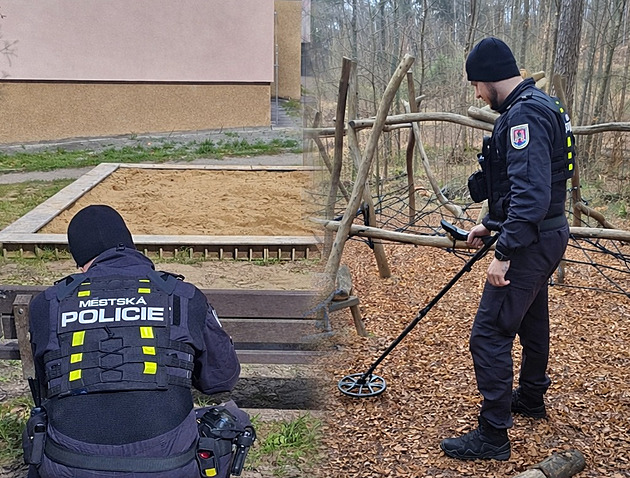 Do služby s detektorem kovů. Strážnici v Šumperku jimi kontrolují dětská hřiště