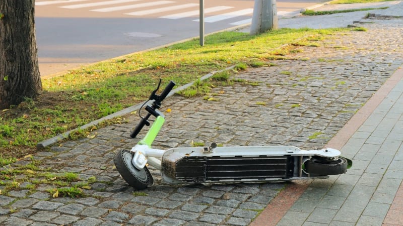 Policie naháněla muže na elektrokoloběžkách. Za řídítka bez řidičáku? Ne vždy, varuje