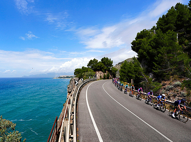 Giro ONLINE: Peloton umožňuje úniku boj o etapu, trio na čele se nedaří dojet