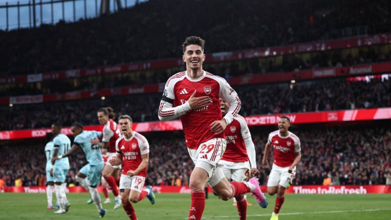 Arsenal zlomil prokletí. Kanonýři slaví po 22 letech triumf v anglické Premier League