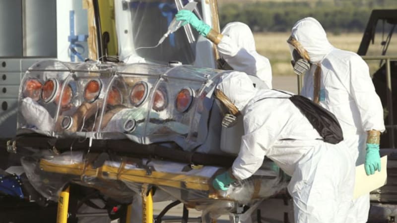 Ebola do Česka? Americký lékař míří jako pacient na pražskou Bulovku. Působil v Ugandě