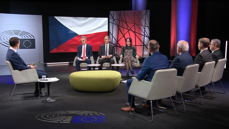 Bizarní „netéma“ i hajlování Turka. Europoslanci se ve studiu přeli o akci sudetských Němců