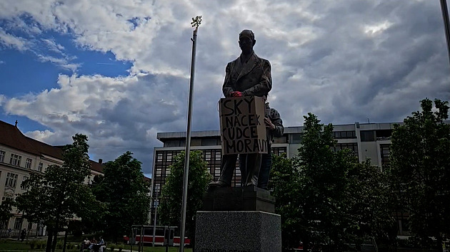 Moravští aktivisté obarvili sochu Beneše „krví“, označili jej za nácka a škůdce