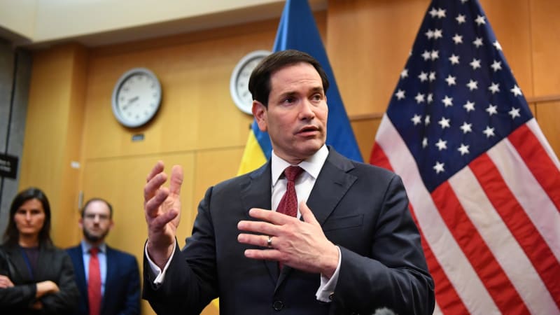 Převzetí muže v kontaktu s ebolou ocenily USA. Rubio poděkoval Babišovi i pražským lékařům