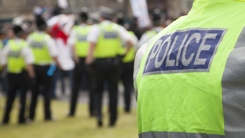 Štve mě král Karel III., křičel migrant s nožem v ruce. Záběry ukazují, jak zdemoloval obchod