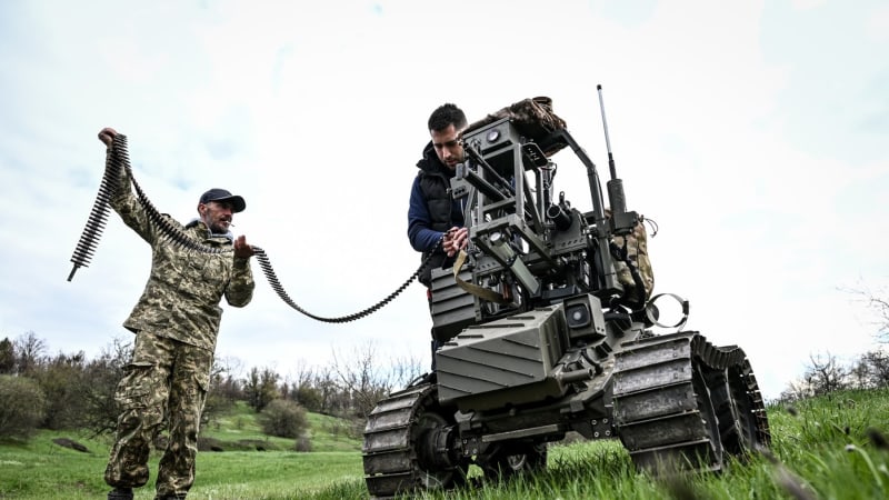 Válka budoucnosti: Evakuační robot zachránil na bojišti zraněného Ukrajince, ukazují záběry